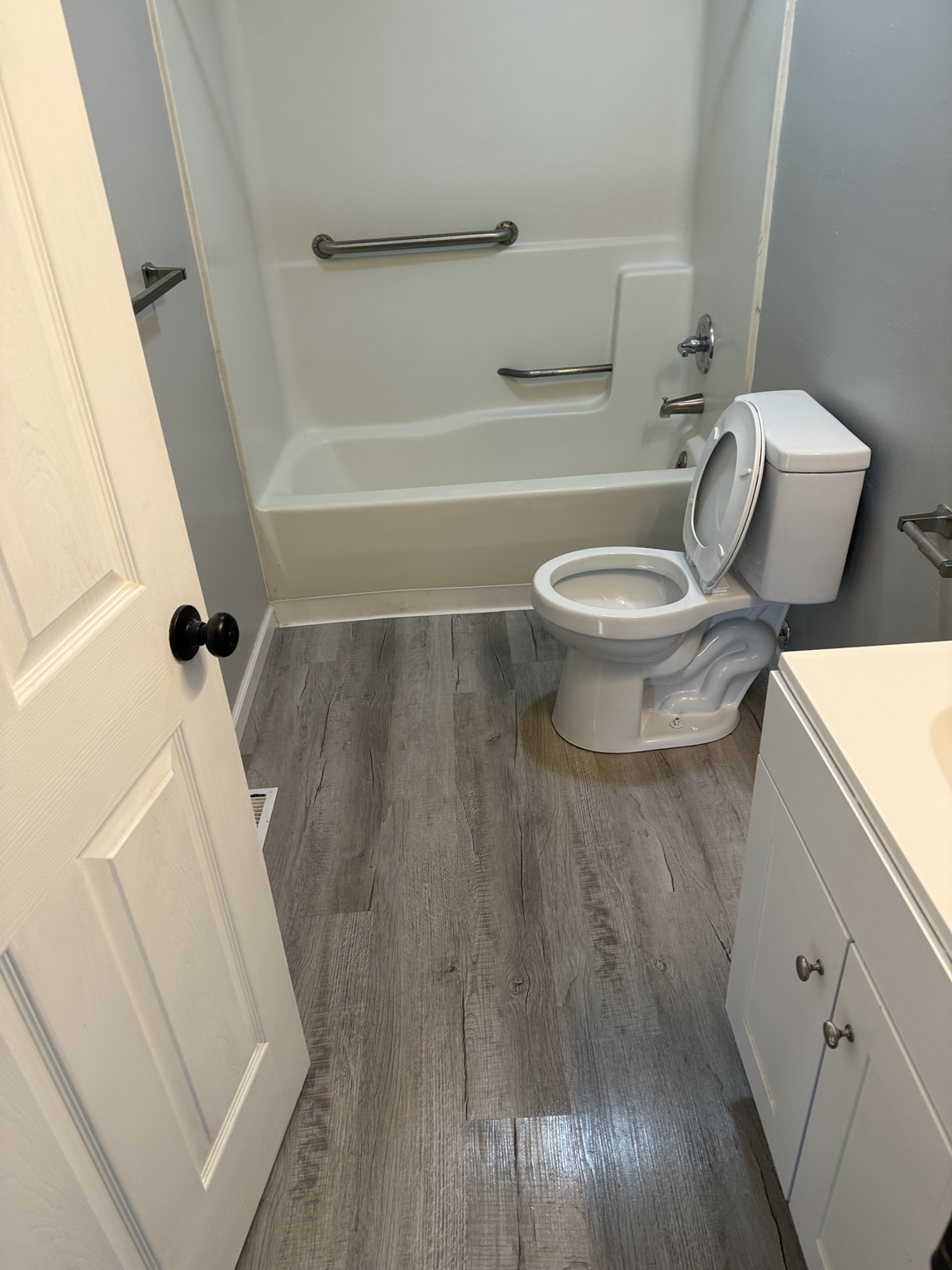 Clean move-in bathroom